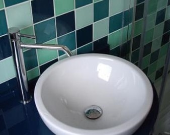 materiali per ristrutturare casa, ceramiche per il bagno.