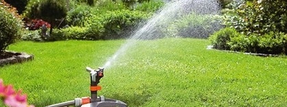 impianto irrigazione giardino con tubazioni fuori terra.