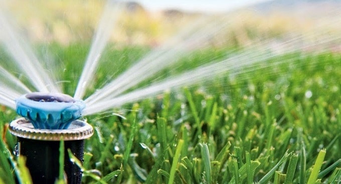 Quali irrigatori da giardino scegliere tra popup statici e