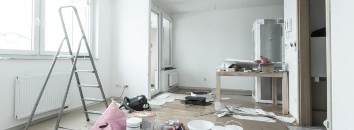 Una ristrutturazione di casa low cost: tinteggiare le pareti di bianco.