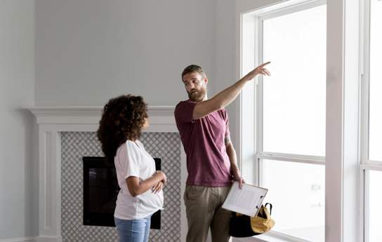 La realizzazione di una perizia tecnica all'interno di una casa.