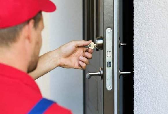 I sistemi di sicurezza passiva per la casa sono degli ottimi deterrenti. Qui l'installazione di una porta blindata.