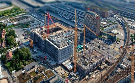 Il fermo immagine di un time lapse per la costruzione di un immobile.