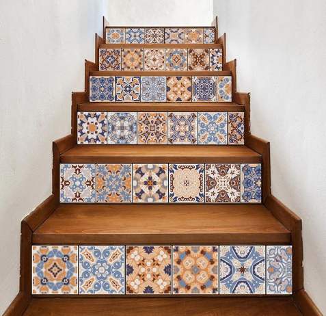 Una scala con azulejos.