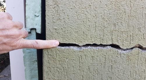 Una crepa orizzontale su di un muro.