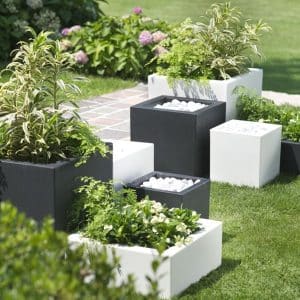 Arredare il giardino, come scegliere vasi e fioriere per creare un giardino di design