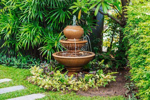 Fontana elegante nel giardino lussureggiante