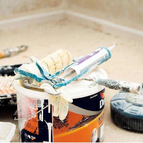 Strumenti per tinteggiare casa: vernici, pennelli e rullo.