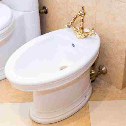 Bidet, info su prezzi e tipologie Bidet, sanitario comune ma sempre più difficile da scegliere per via di un'offerta incredibilmente varia.