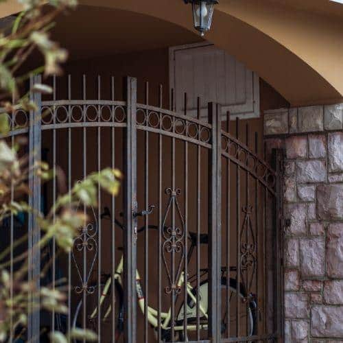 Cancello in ferro battuto, elemento essenziale sul piano estetico e della sicurezza.