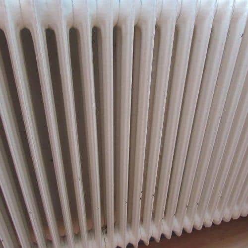Termosifone a parete: info e costi Termosifone a parete, soluzione di lunga data ma ancora efficiente.