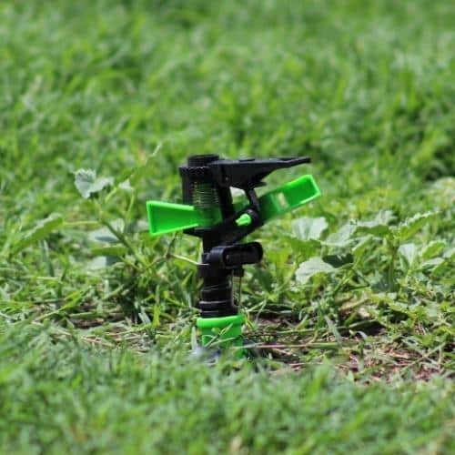 Impianto di irrigazione: prezzi e info L'impianto di irrigazione rende la distribuzione dell'acqua in giardino efficiente e regolare.