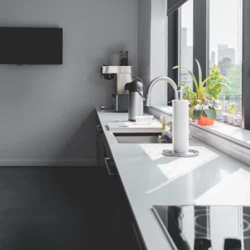 Top cucina: prezzi e info Top della cucina, attenzione alla scelta: prezzi, stili e materiali cambiano da un modello all'altro.