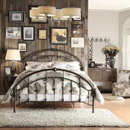 Una camera da letto ristrutturata a Massa.