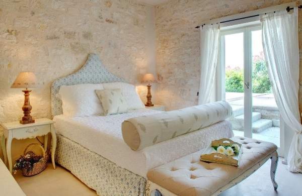 La camera da letto di una casa ristrutturata ad Agrigento.