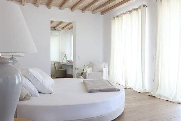 Gli interni di una casa ristrutturata a Crotone.