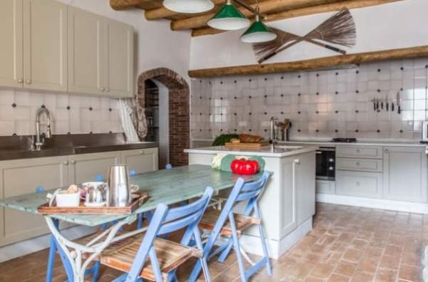 Una cucina ristrutturata a Teramo.
