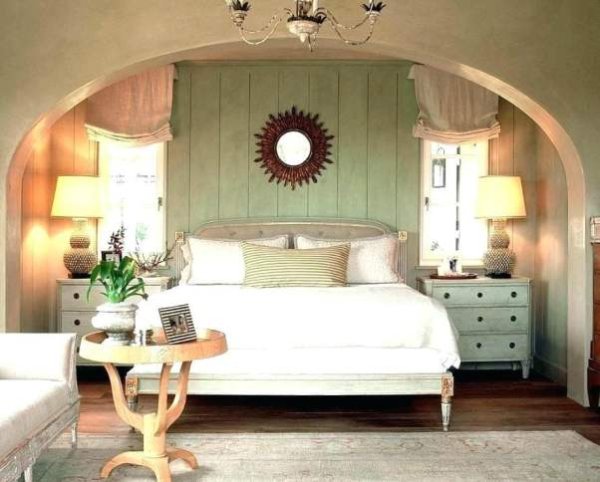 Una camera da letto in stile shabby in una casa ristrutturata ad Enna.